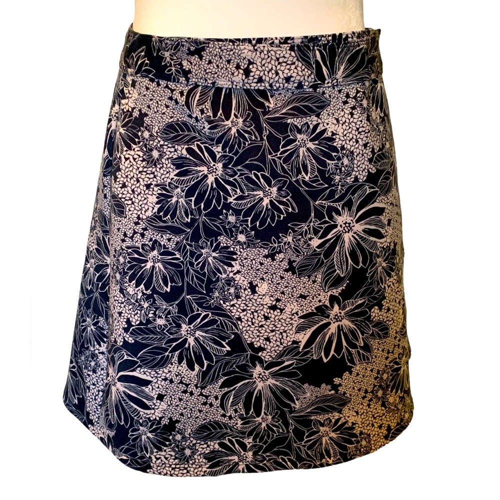 ABERCROMBIE & FITCH navy floral wraparound skirt. Size Large.